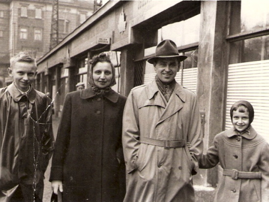 1958 Stefan. Maria, Milan, Dana Zatkovi v Prahe