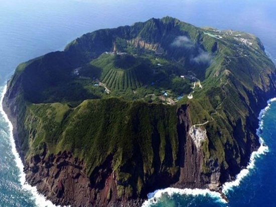 Sopecny ostrov Aogashima Japonsko