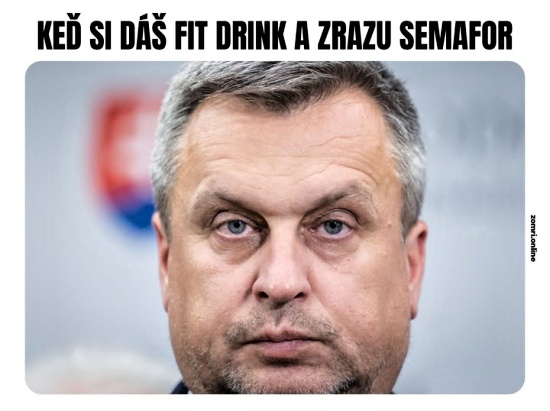 semafor skace do cesty